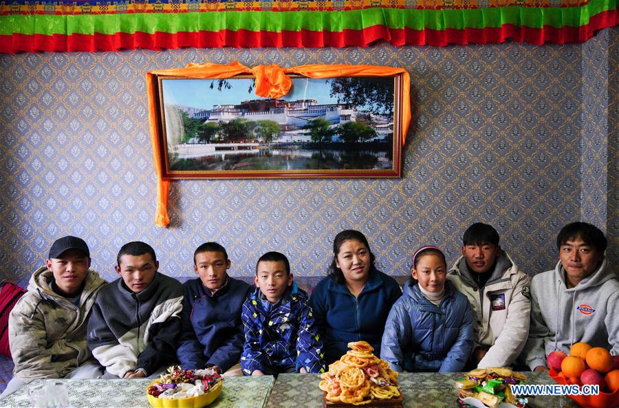 (InTibet) CHINA-TIBET-LHASA-A "MOTHER" AND HER 22 CHILDREN (CN)