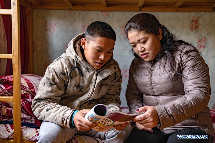 (InTibet) CHINA-TIBET-LHASA-A "MOTHER" AND HER 22 CHILDREN (CN)