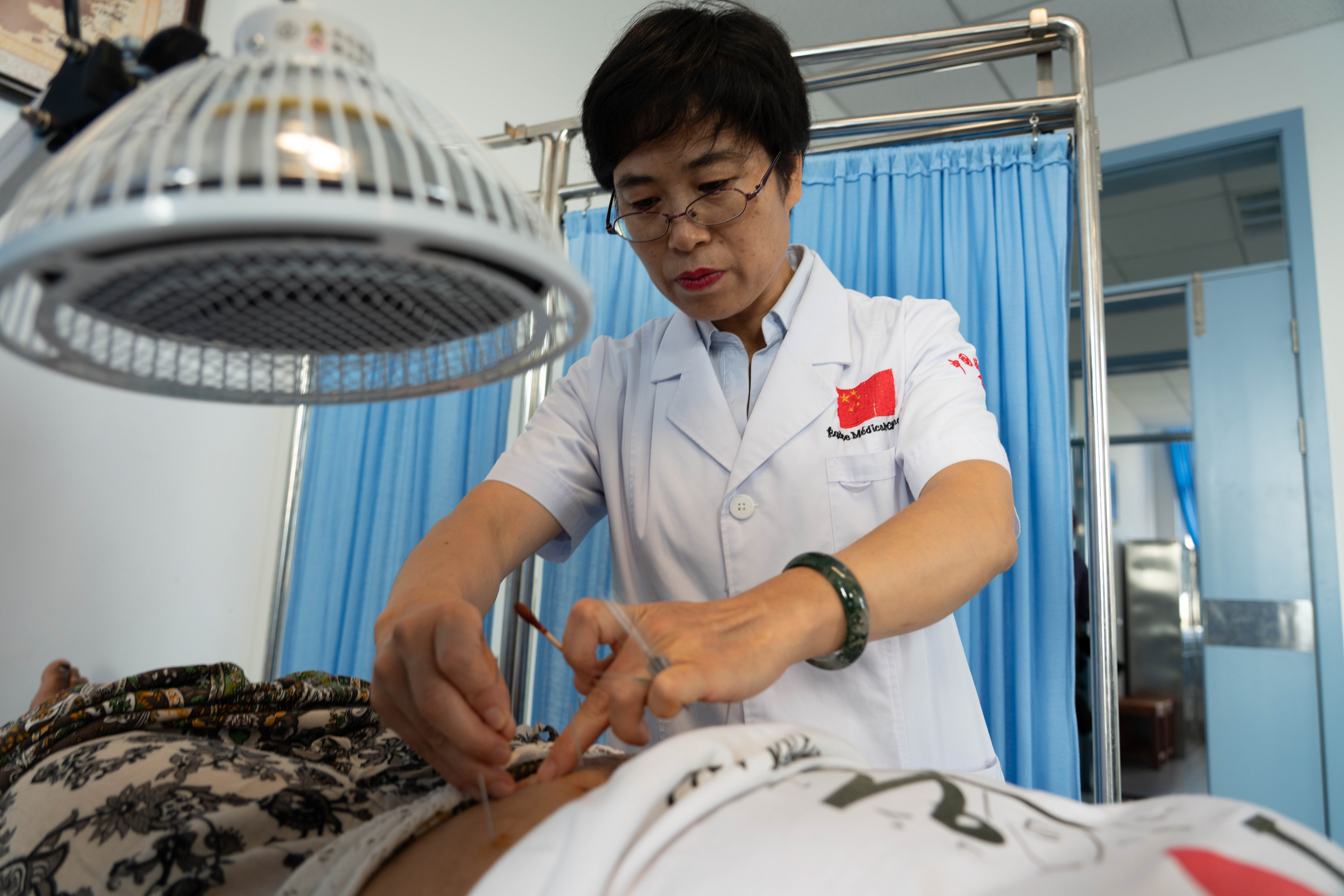 Xinhua Headlines Traditional Chinese Medicine Gaining Popularity In 