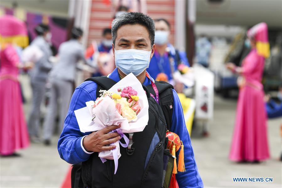 (PORTRAITS)CHINA-GUANGXI-COVID-19-MEDICS-RETURN HOME-ARRIVAL (CN)