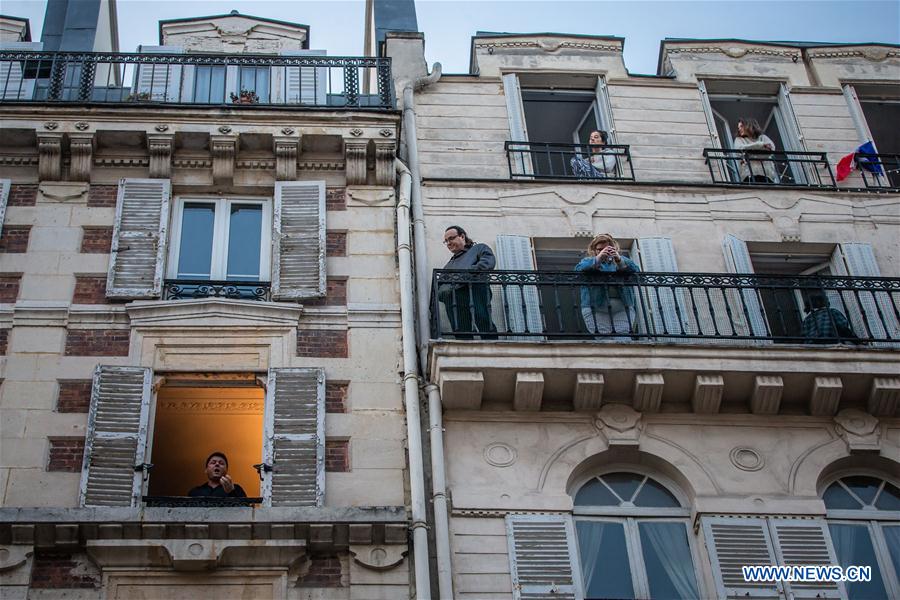 FRANCE-PARIS-COVID-19-BALCONY-MUSICIAN