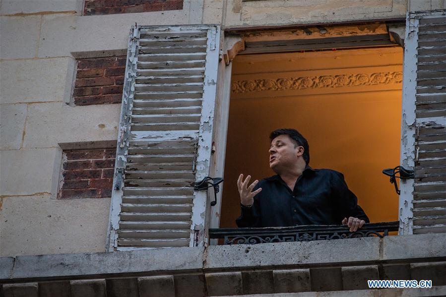 FRANCE-PARIS-COVID-19-BALCONY-MUSICIAN