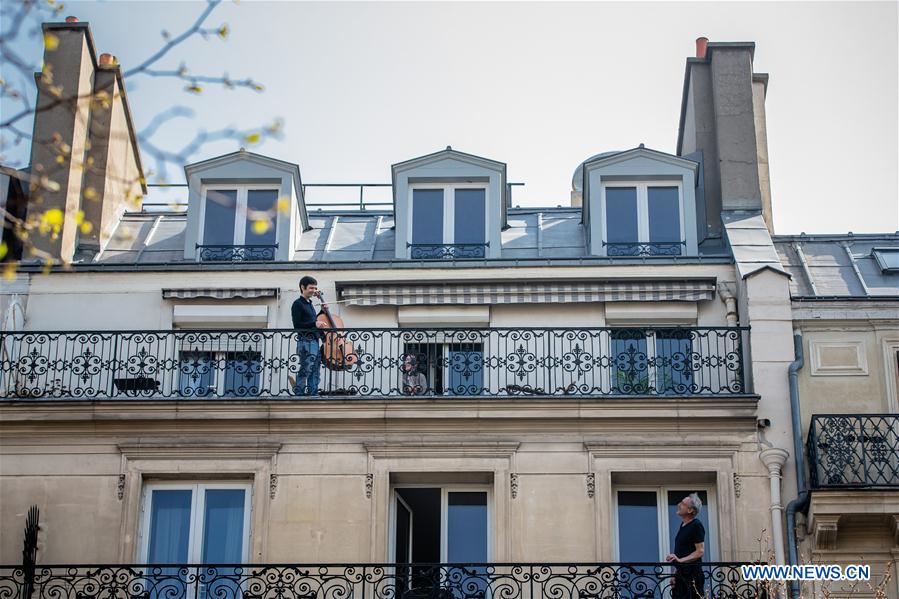 FRANCE-PARIS-COVID-19-BALCONY-MUSICIAN