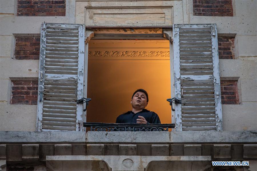 FRANCE-PARIS-COVID-19-BALCONY-MUSICIAN