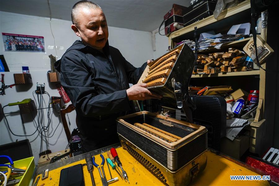 CHINA-XINJIANG-ACCORDION REPAIRER (CN)