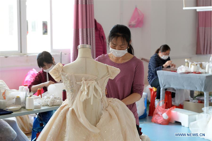 CHINA-ANHUI-LU'AN-WEDDING DRESS INDUSTRY-PRODUCTION (CN)