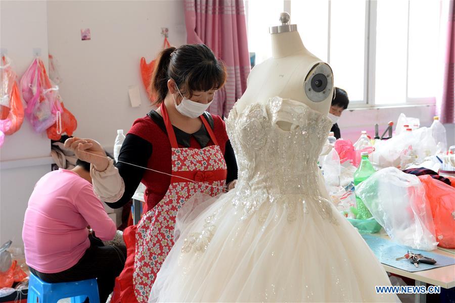 CHINA-ANHUI-LU'AN-WEDDING DRESS INDUSTRY-PRODUCTION (CN)