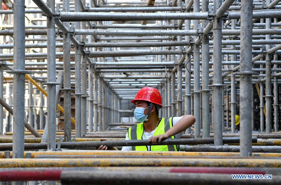 Workers stick to their posts during Labor Day holiday across China