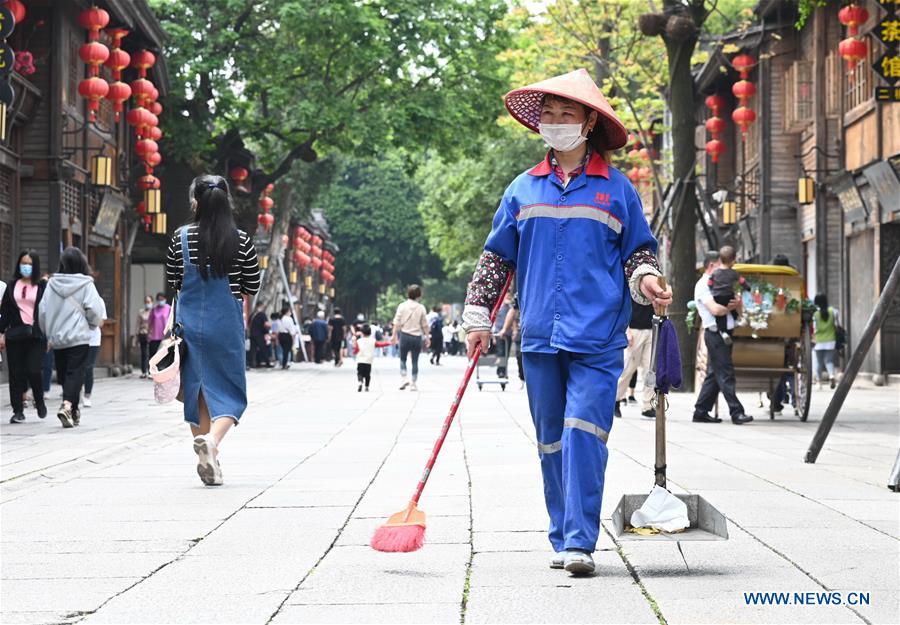 Workers stick to their posts during Labor Day holiday across China