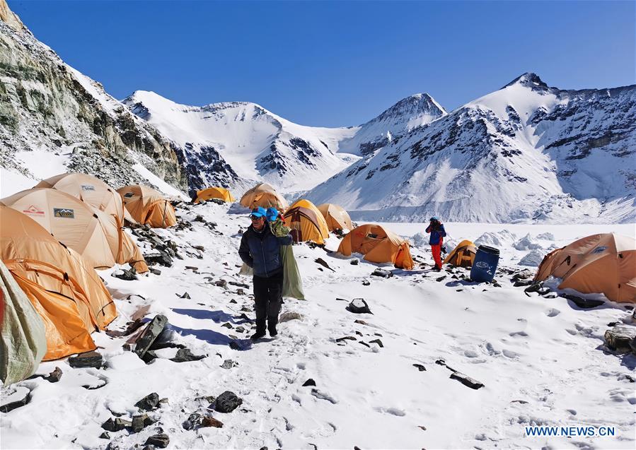 (InTibet)CHINA-TIBET-MOUNT QOMOLANGMA-REMEASUREMENT-ADVANCE CAMP-ENVIRONMENTAL EFFORT (CN)