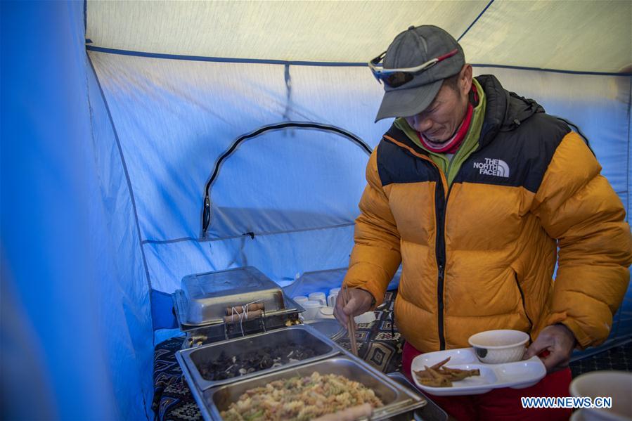 (InTibet) CHINA-TIBET-MOUNT QOMOLANGMA-ADVANCE CAMP-MEAL (CN)