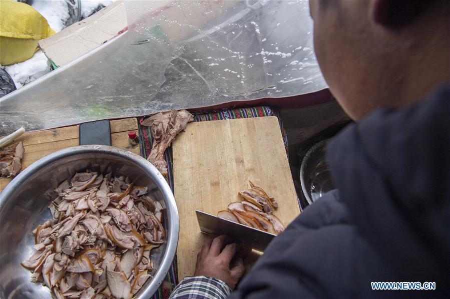 (InTibet) CHINA-TIBET-MOUNT QOMOLANGMA-ADVANCE CAMP-MEAL (CN)