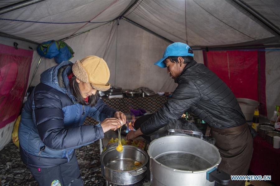 (InTibet) CHINA-TIBET-MOUNT QOMOLANGMA-ADVANCE CAMP-MEAL (CN)