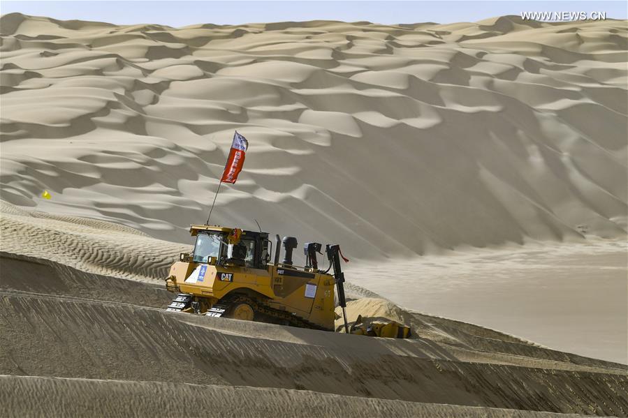 CHINA-XINJIANG-TAKLIMAKAN DESERT-HIGHWAY-BUILDING (CN)