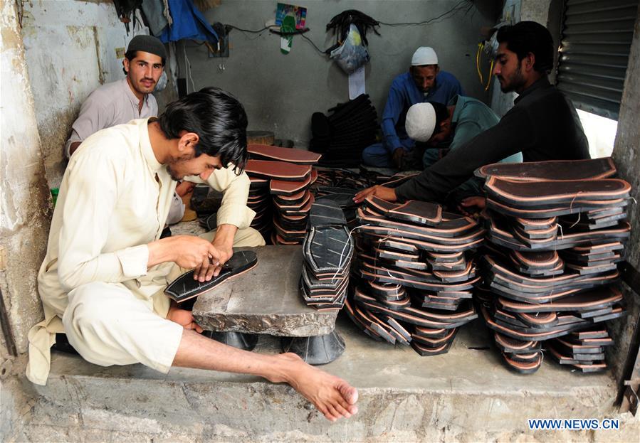 PAKISTAN-PESHAWAR-EID AL-FITR-SHOE-MAKING