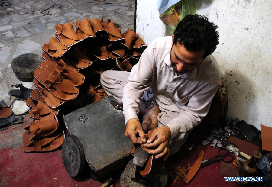 PAKISTAN-PESHAWAR-EID AL-FITR-SHOE-MAKING