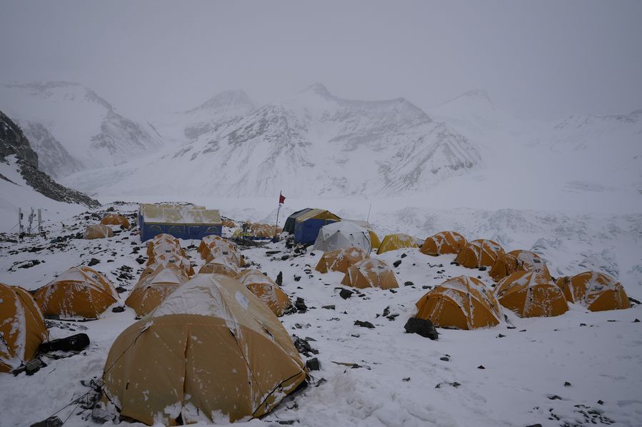 Chinese Expedition Further Delays Scaling Mt. Qomolangma Summit 