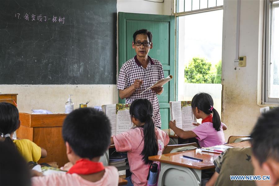 CHINA-GUANGXI-WUXUAN-RURAL TEACHER (CN)