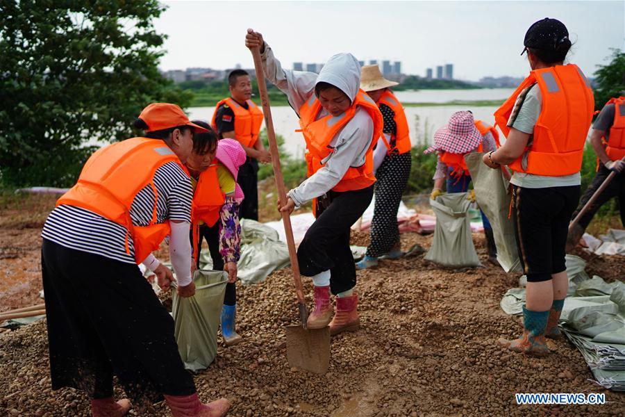 CHINA-JIANGXI-POYANG-FLOOD CONTROL-ELDER WOMAN VOLUNTEERS (CN)