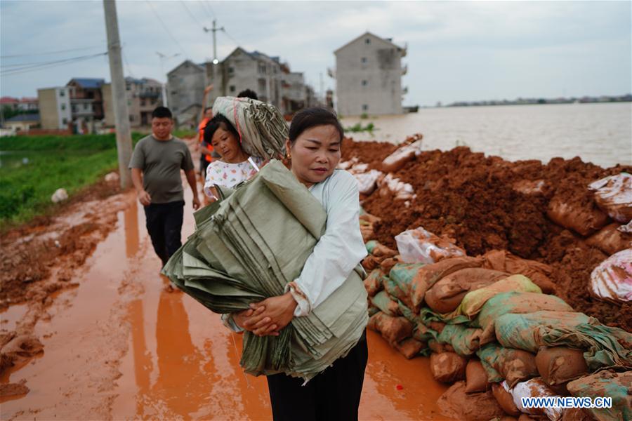 CHINA-JIANGXI-POYANG-FLOOD CONTROL-ELDER WOMAN VOLUNTEERS (CN)