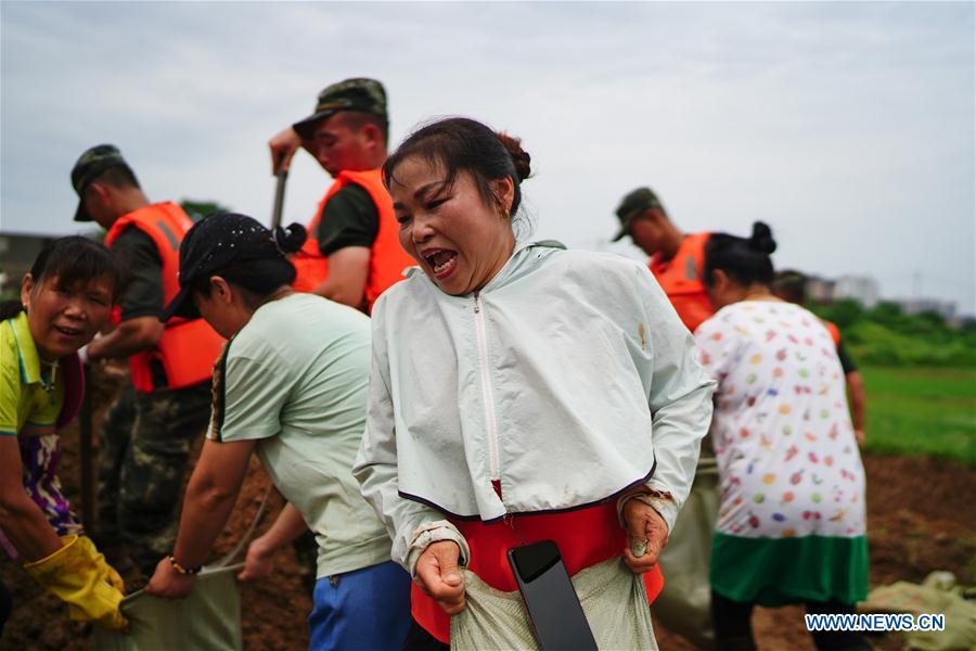 CHINA-JIANGXI-POYANG-FLOOD CONTROL-ELDER WOMAN VOLUNTEERS (CN)