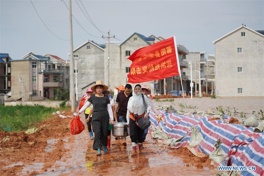 CHINA-JIANGXI-POYANG-FLOOD CONTROL-ELDER WOMAN VOLUNTEERS (CN)