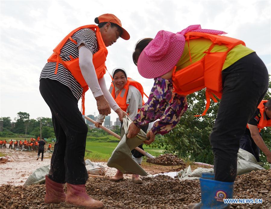 CHINA-JIANGXI-POYANG-FLOOD CONTROL-ELDER WOMAN VOLUNTEERS (CN)