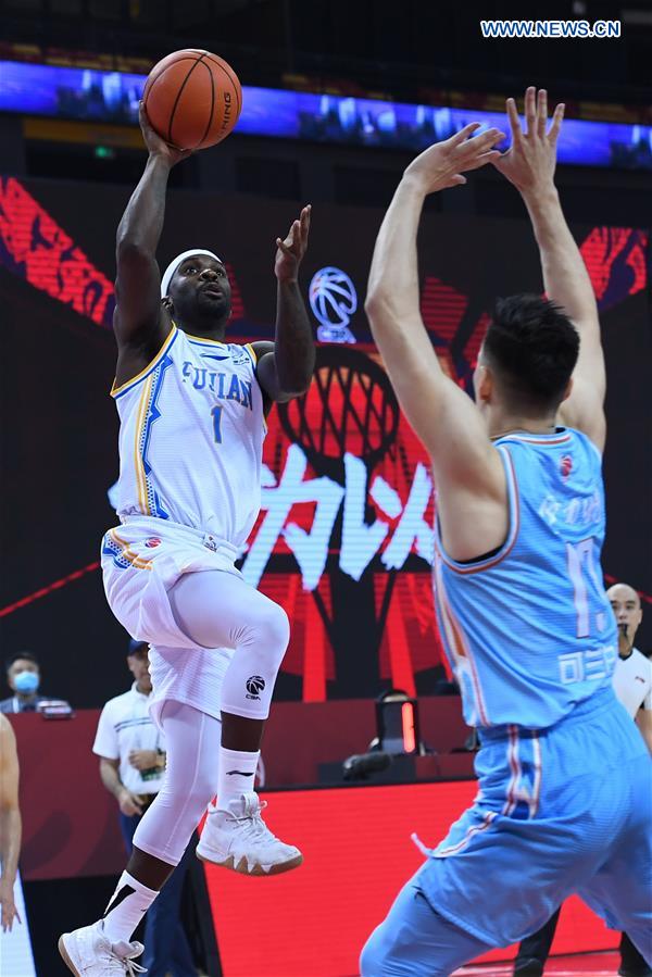 (SP)CHINA-QINGDAO-BASKETBALL-CBA LEAGUE-FUJIAN STURGEONS VS XINJIANG FLYING TIGERS(CN)