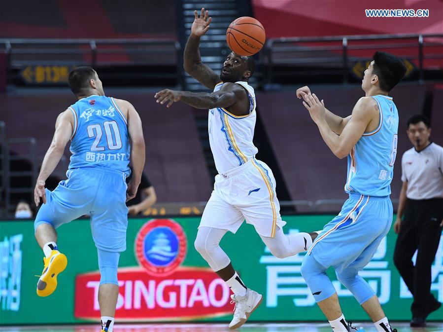 (SP)CHINA-QINGDAO-BASKETBALL-CBA LEAGUE-FUJIAN STURGEONS VS XINJIANG FLYING TIGERS(CN)