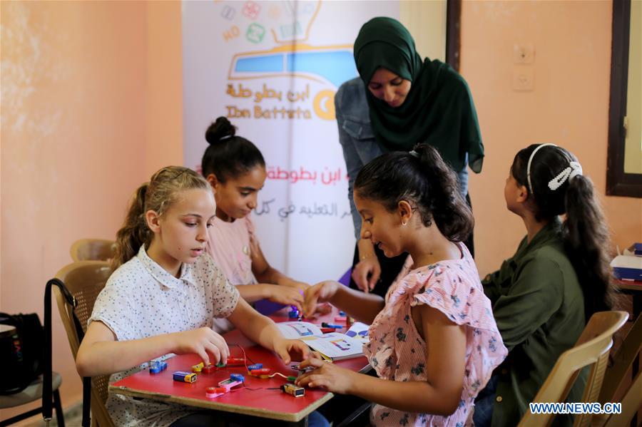members-of-palestinian-ibn-battuta-team-teach-children-in-deir-al