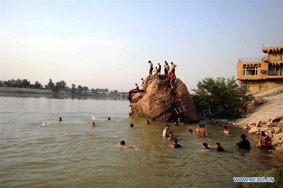 IRAQ-BAGHDAD-TIGRIS RIVER-DAILY LIFE 