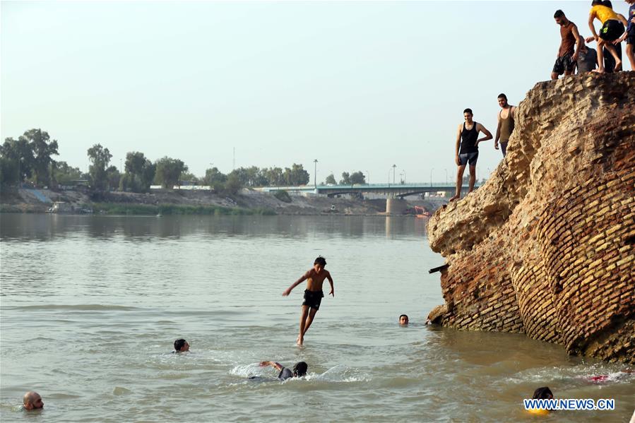 IRAQ-BAGHDAD-TIGRIS RIVER-DAILY LIFE 