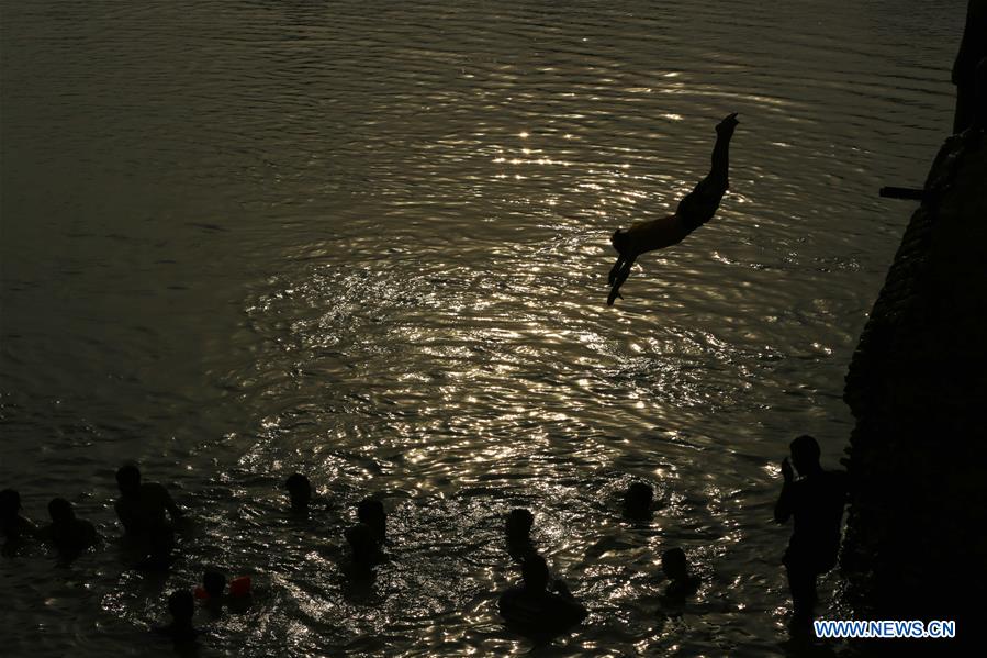 IRAQ-BAGHDAD-TIGRIS RIVER-DAILY LIFE 