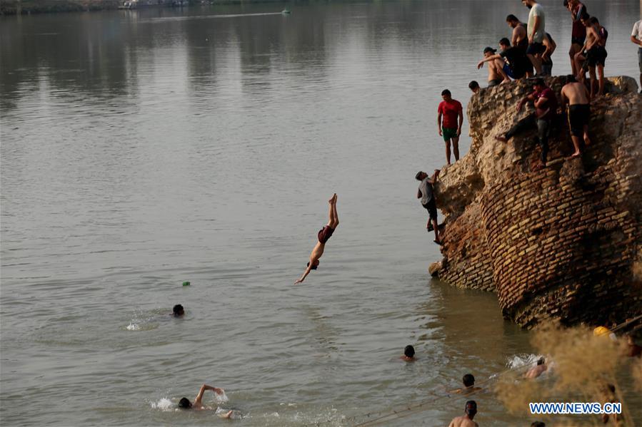 IRAQ-BAGHDAD-TIGRIS RIVER-DAILY LIFE 