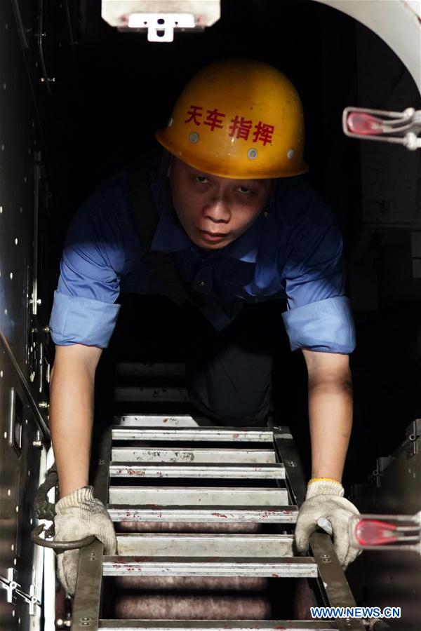 CHINA-HENAN-ZHENGZHOU-LOCOMOTIVE DEPOT-MAINTENANCE WORKER (CN)