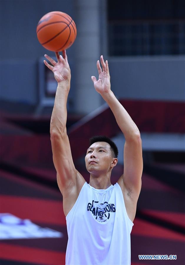 (SP)CHINA-QINGDAO-BASKETBALL-CBA LEAGUE-GUANGDONG-TRAINING (CN)