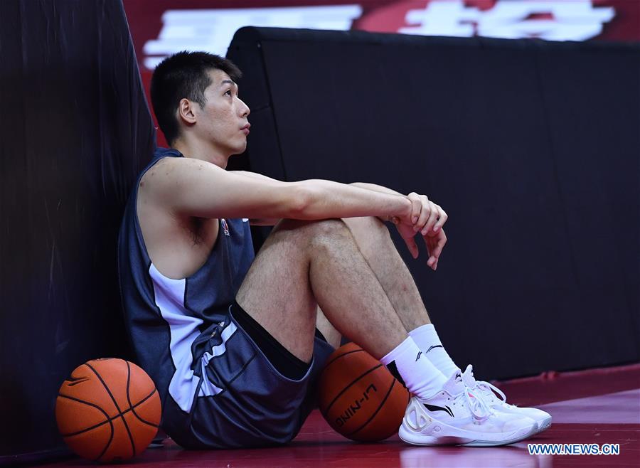 (SP)CHINA-QINGDAO-BASKETBALL-CBA LEAGUE-GUANGDONG-TRAINING (CN)