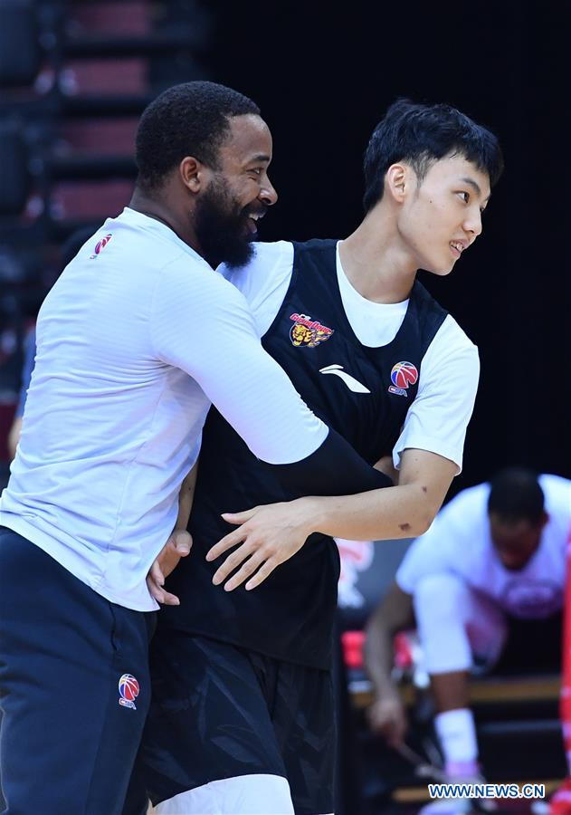 (SP)CHINA-QINGDAO-BASKETBALL-CBA LEAGUE-GUANGDONG-TRAINING (CN)