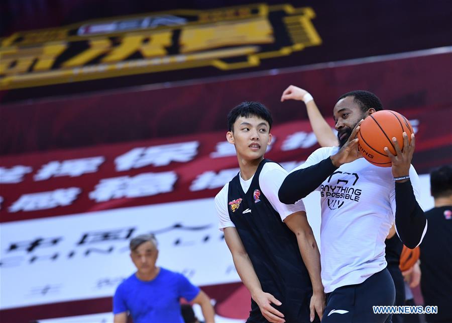 (SP)CHINA-QINGDAO-BASKETBALL-CBA LEAGUE-GUANGDONG-TRAINING (CN)