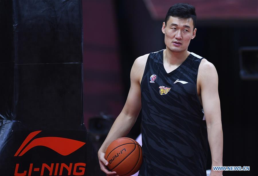 (SP)CHINA-QINGDAO-BASKETBALL-CBA LEAGUE-GUANGDONG-TRAINING (CN)