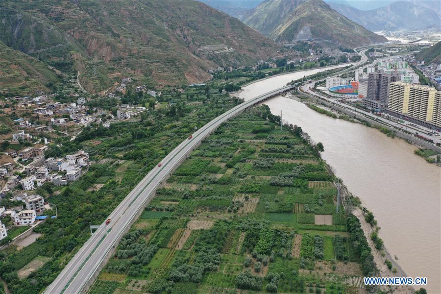 CHINA-GANSU-LONGNAN-FLOOD-ROADS-REPAIR (CN)