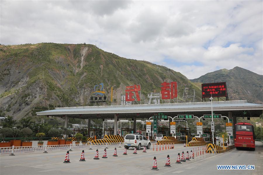 CHINA-GANSU-LONGNAN-FLOOD-ROADS-REPAIR (CN)