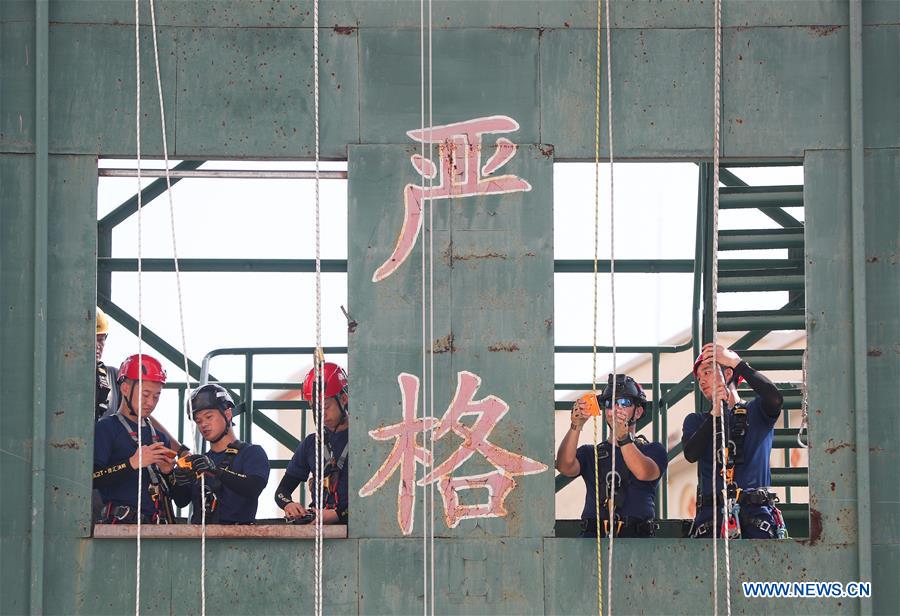 CHINA-SHANGHAI-FIRE RESCUE-DRILL (CN)