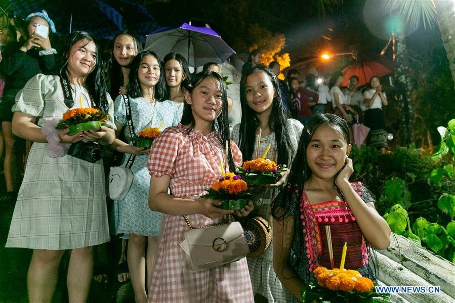 LAOS-LUANG PRABANG-BOUN LAI HEUA FAI FESTIVAL