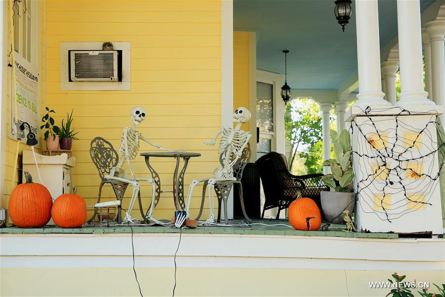 U.S.-LOUISIANA-NEW ORLEANS-HALLOWEEN-DECORATIONS