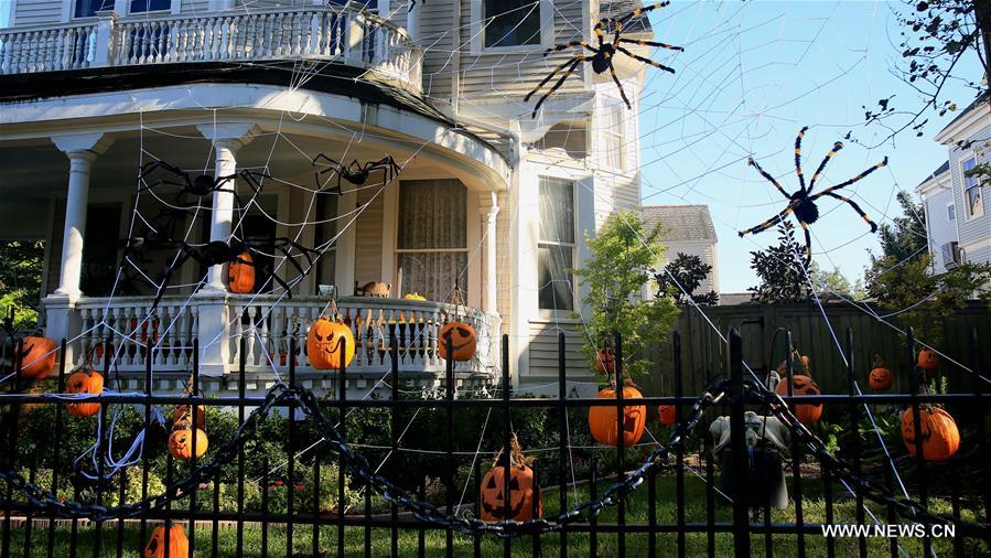 U.S.-LOUISIANA-NEW ORLEANS-HALLOWEEN-DECORATIONS