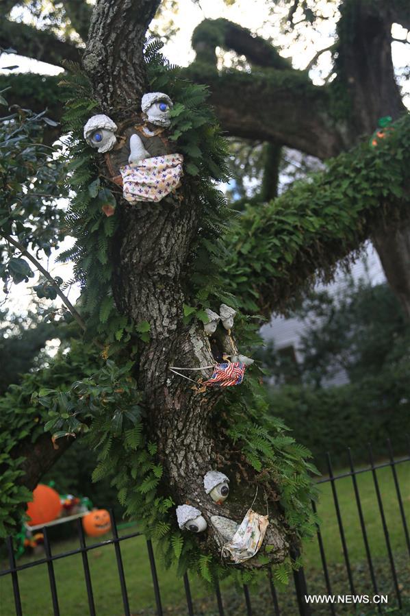 U.S.-LOUISIANA-NEW ORLEANS-HALLOWEEN-DECORATIONS