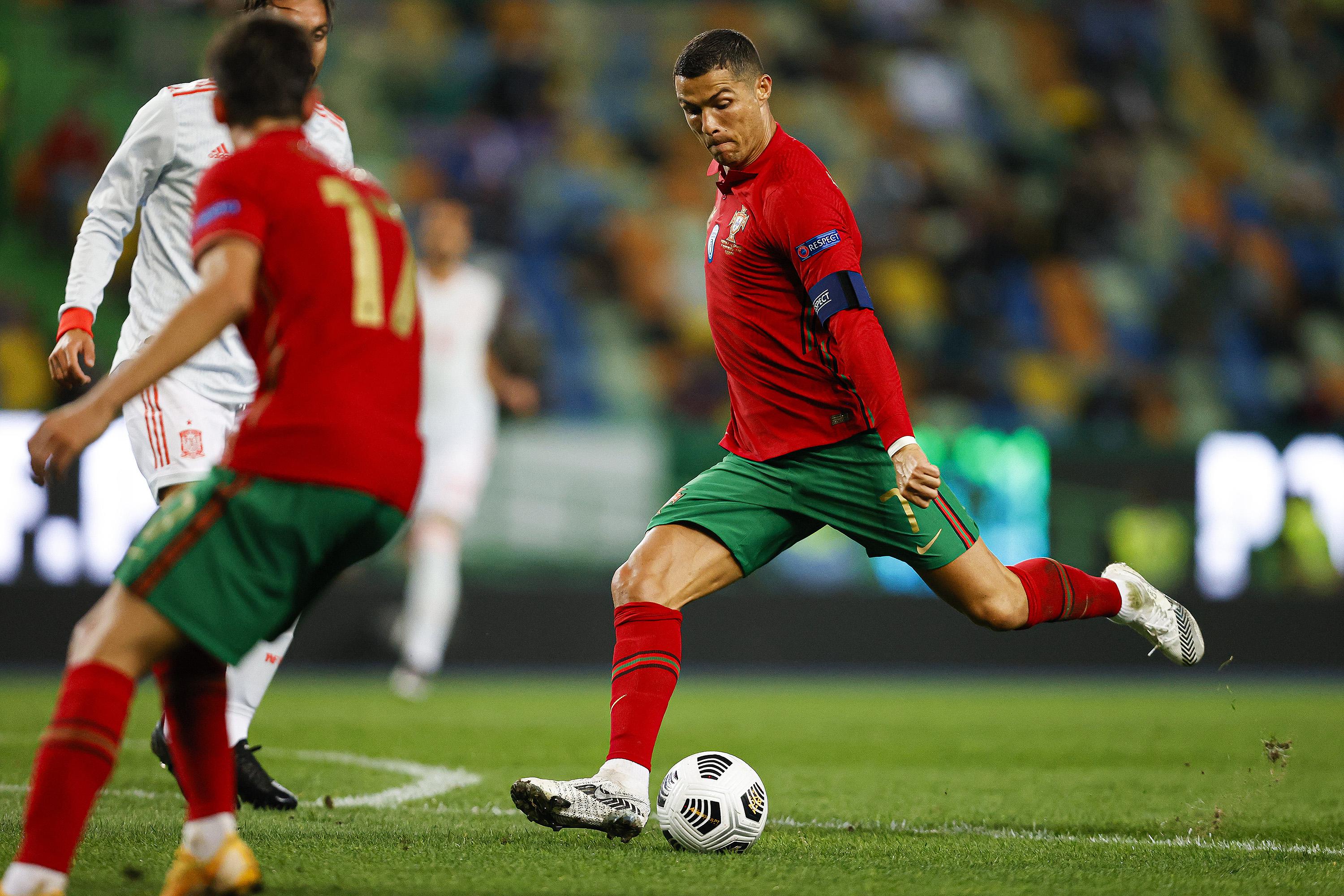 Ronaldo returns to Italy despite coronavirus infection