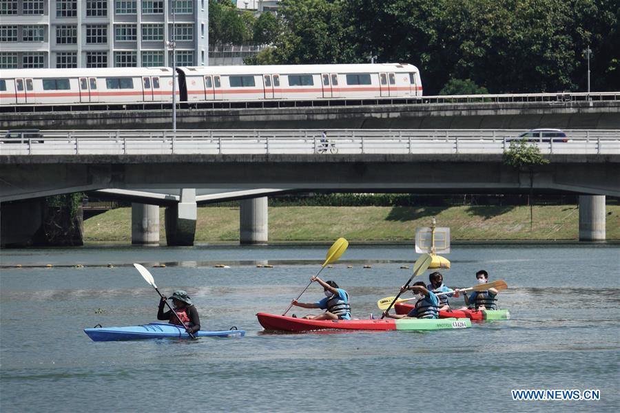 SINGAPORE-STUDENTS-KAYAK