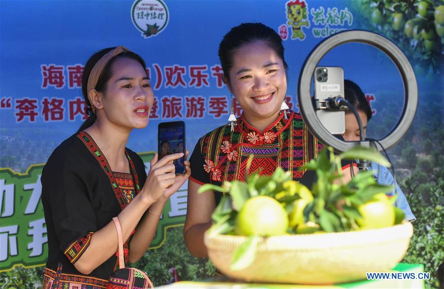 CHINA-HAINAN-QIONGZHONG-GREEN ORANGE-MARKET SEASON